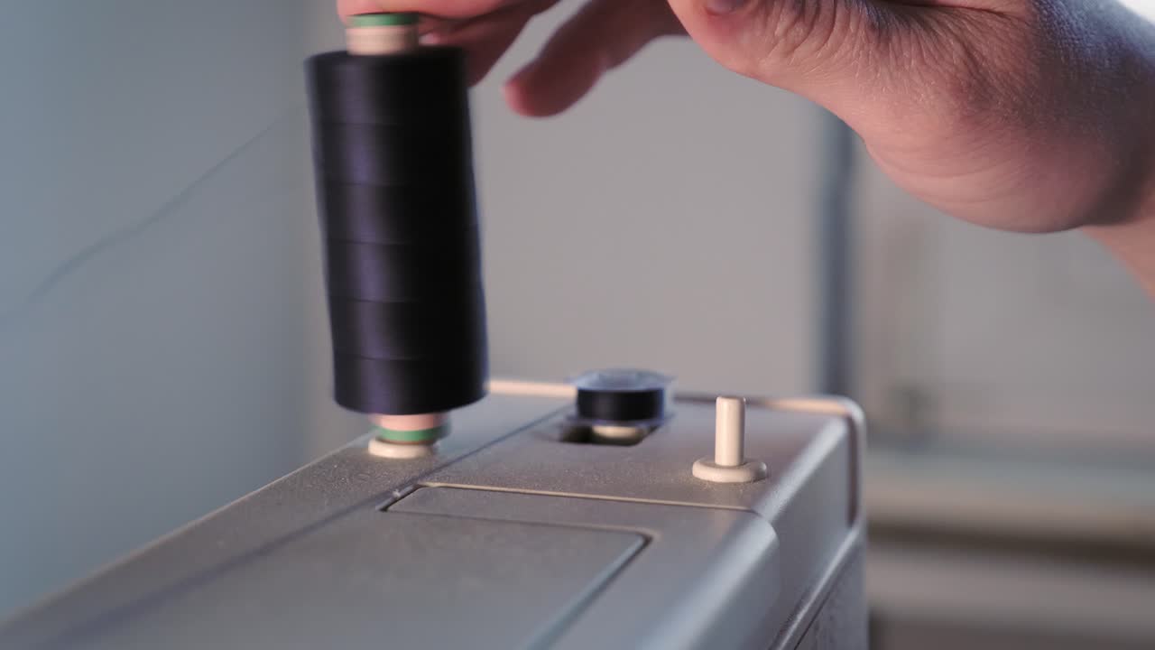 실 롤이 재봉틀의 다른 롤로 이동합니다.