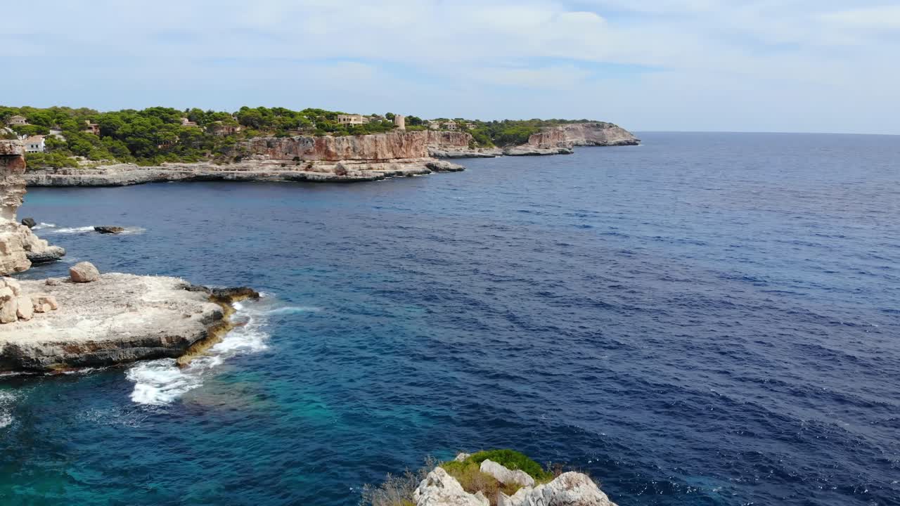 Ripresa aerea che si avvicina alla costa frastagliata di Maiorca, Spagna.