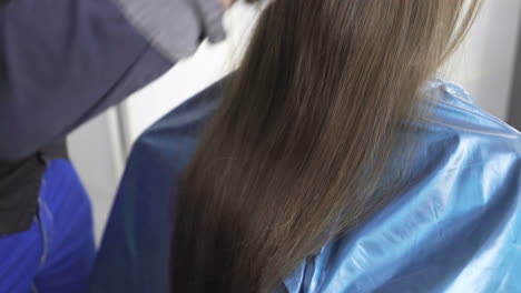 cortar el cabello en un salón de belleza
