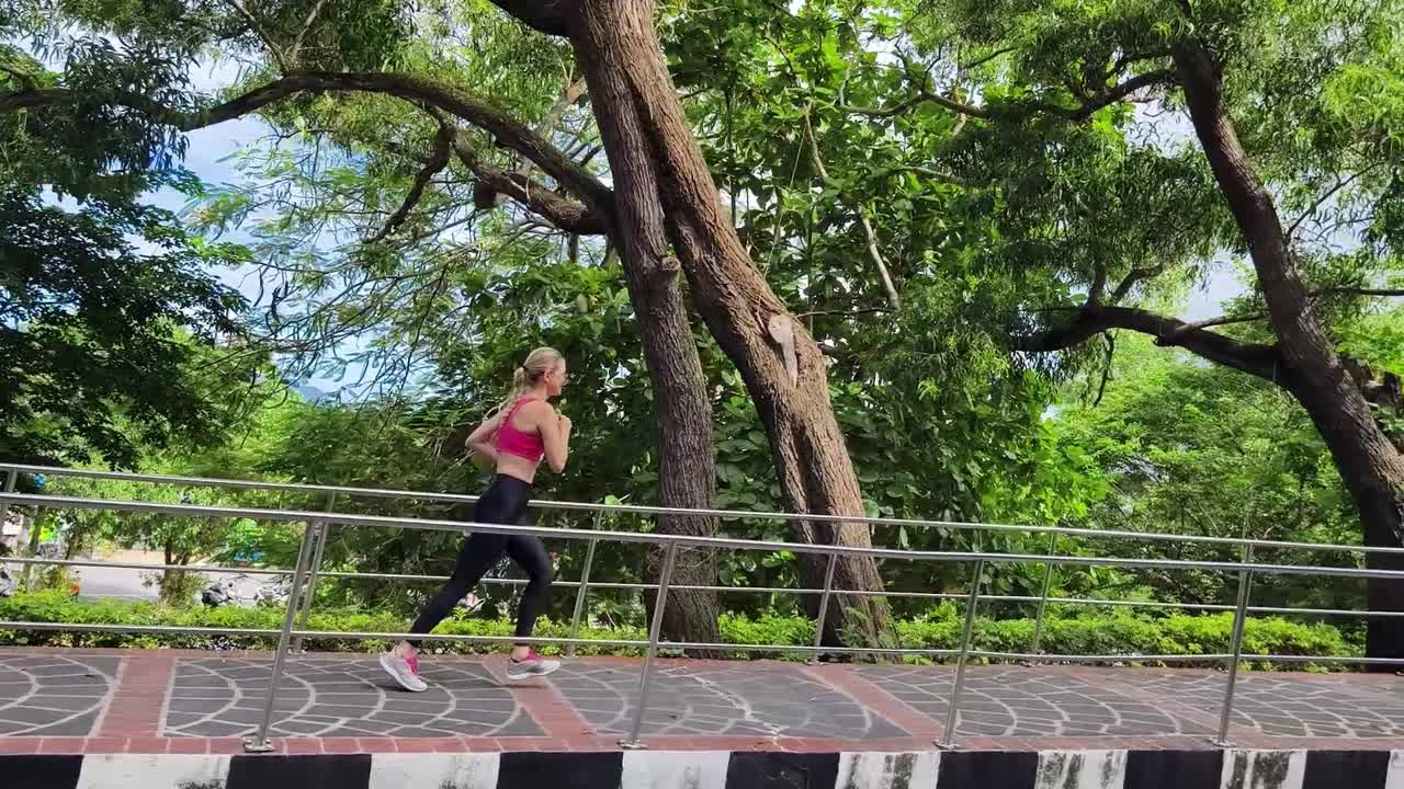 mujer corriendo en un parque