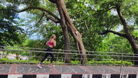 mujer corriendo en un parque