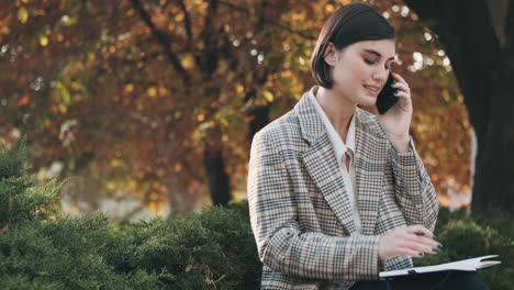 mujer de negocios trabajando al aire libre.