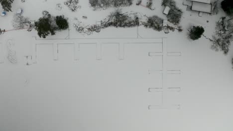 ascenso aéreo sobre muelles cubiertos de nieve congelados en el hielo