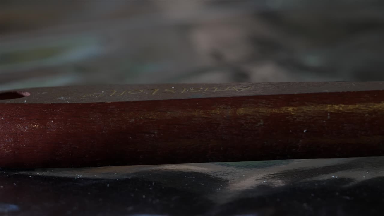 예술 혼합 칼로 이어지는 검은색 반사 표면에 나무 손잡이를 가로질러 팬