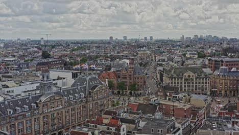 amsterdam, países bajos, vista aérea v16 cinematográfica, toma desde la concurrida calle rokin con vista al hermoso paisaje urbano histórico del centro de la ciudad en los vecindarios de binnenstad y grachtengordel - agosto de 2021