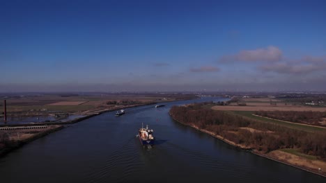 Freight-ships-in-the-river