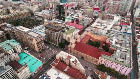 Drohnenaufnahme-Der-Santo-Domingo-Kirche-Und-Der-Kontrastierenden-Architektur-Und-Symmetrischen-Straße-Und-Planung-Der-Innenstadt-Von-Santiago,-Chile