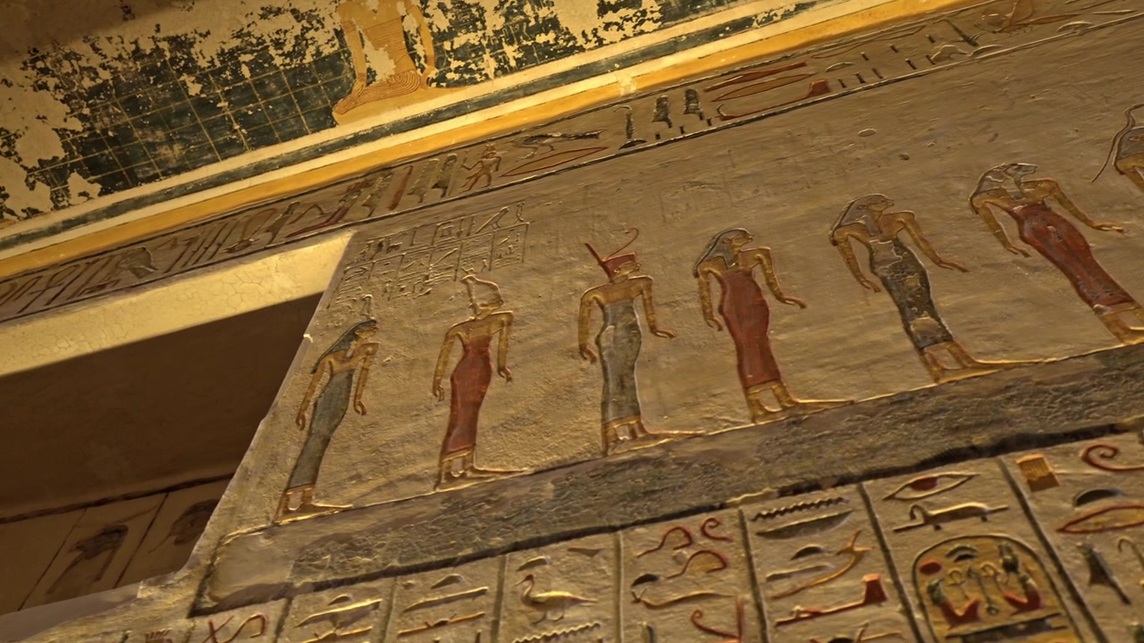 Sisäkuva, joka vangitsee eloisan osan maalatuista kivimaalauksista Ramses IV:n haudan (KV2) sisältä Kuninkaiden laaksossa, Luxorissa, Egyptissä.