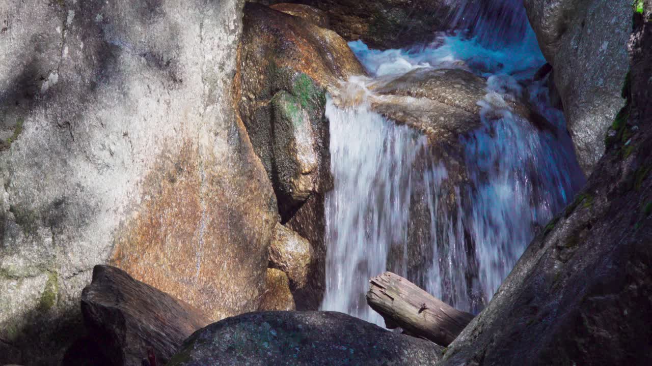 el agua fluye entre las piedras en la cascada de kalmtal, passeier, tirol del sur, italia