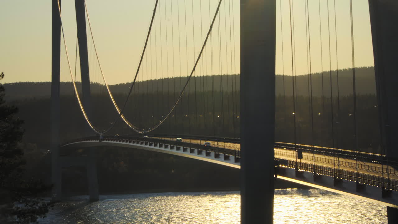 coches circulando por un puente, en una tarde soleada, en hoga kusten, vasternorrland, suecia