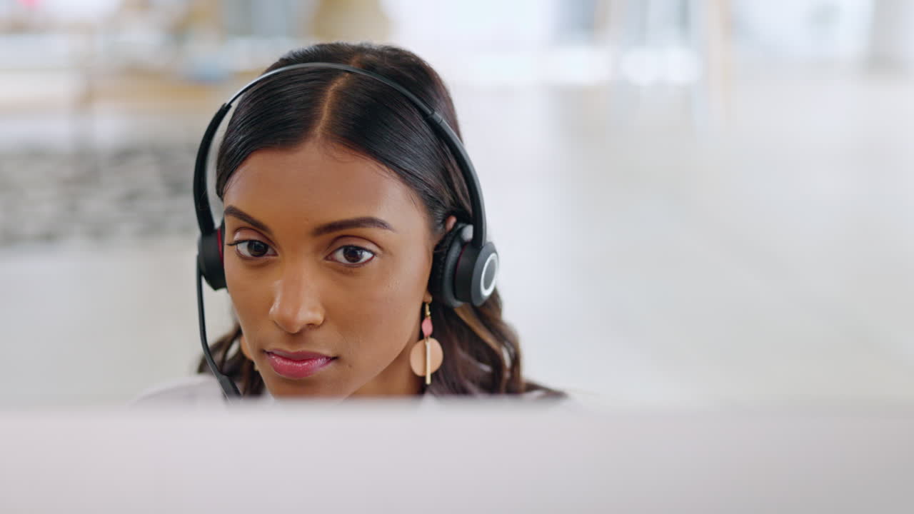 Call center, computer e donna d'affari