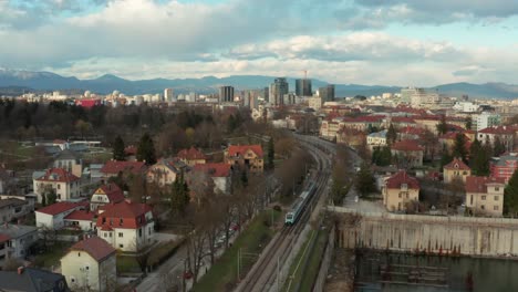 vista aérea de un tren en los ferrocarriles cerca de la estación de tren de ljubljana en un día nublado de otoño