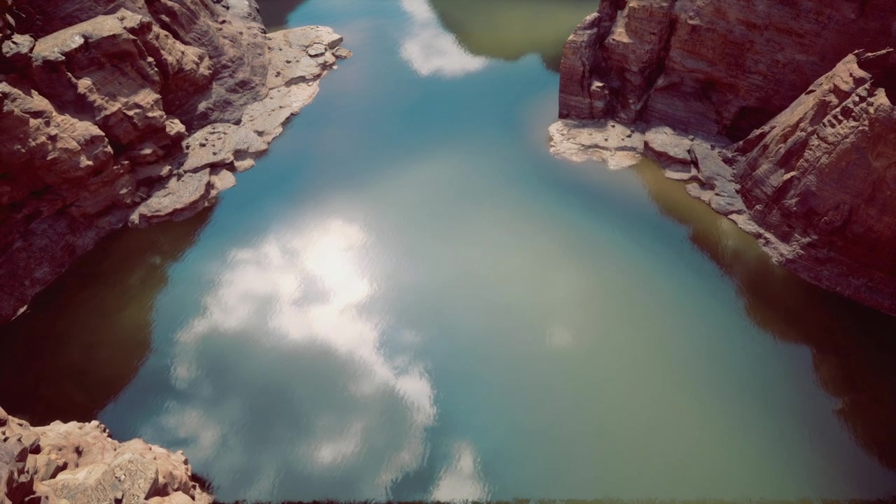 Solbeskinnede cinnoberrøde klipper over roligt, blankt vand, der reflekterer himlen.
