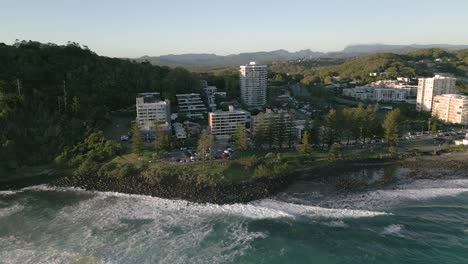 Luftaufnahmen-über-Burleigh-Heads-Bei-Sonnenaufgang,-Gold-Coast,-Queensland,-Australien