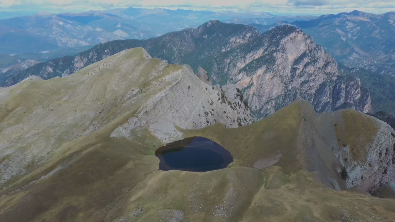 vista aérea de la cima de la montaña tymfi y smolikas, lago drakolimni