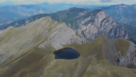 Vista-Aérea-De-La-Cima-De-La-Montaña-Tymfi-Y-Smolikas,-Lago-Drakolimni