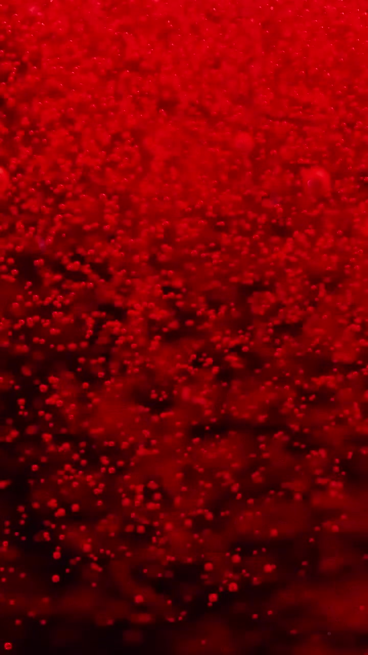 Bevanda frizzante rossa versata in un bicchiere alto