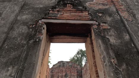 revelación gradual de las ruinas del templo y la estatua de buda
