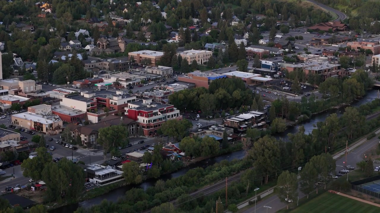 Toma de dron de Steamboat Springs, Colorado, EE. UU., ciudad de estación de esquí en temporada de verano, edificios y calles.