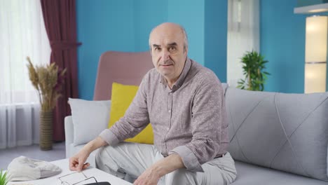 un anciano mirando a la cámara con una expresión severa y pidiendo cuentas.