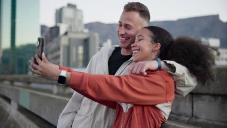 Feliz,-Pareja-Y-Selfie-De-Ejercicio-En-La-Ciudad