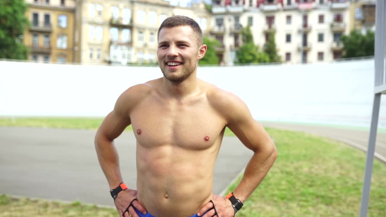 hombre feliz y saludable al aire libre