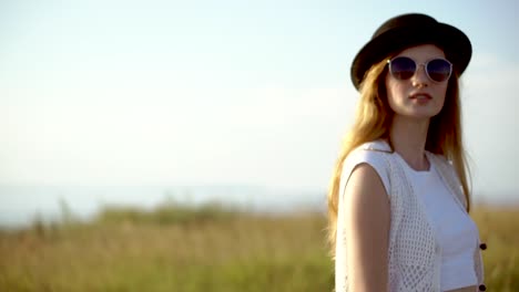 mujer en un campo