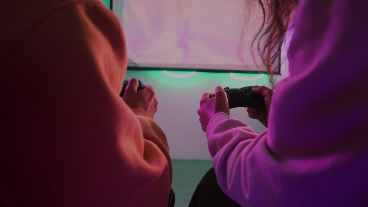 Due amici che giocano ai videogiochi