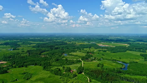 Exuberante-Paisaje-Verde-Y-Cielo-Azul-Durante-El-Día