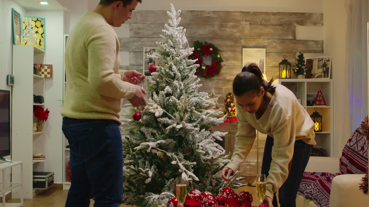 백인 남자 와 여자 가 크리스마스 트리 를 장식 하는 것 에 행복 하다