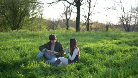 una pareja relajándose en un parque.