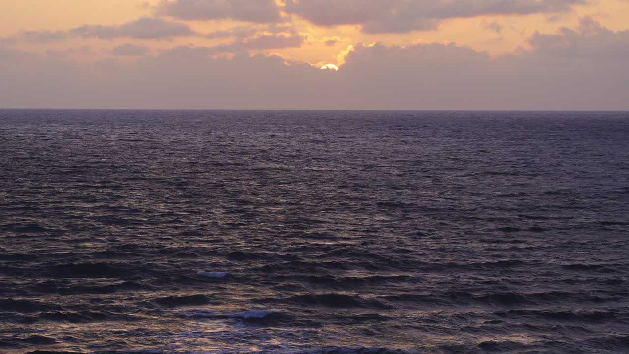 바다 위에 해가 지는 것