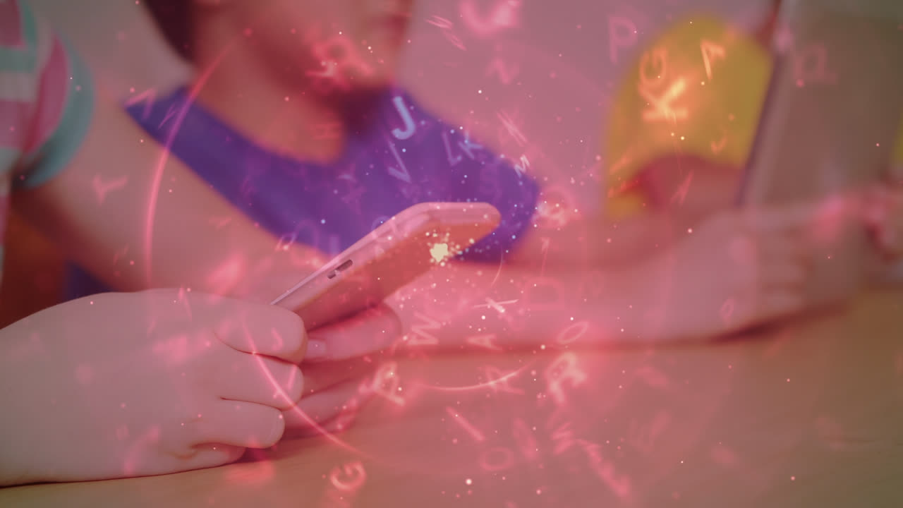 alfabetos flotando y girando contra la sección media de la niña caucásica usando teléfono inteligente en la escuela