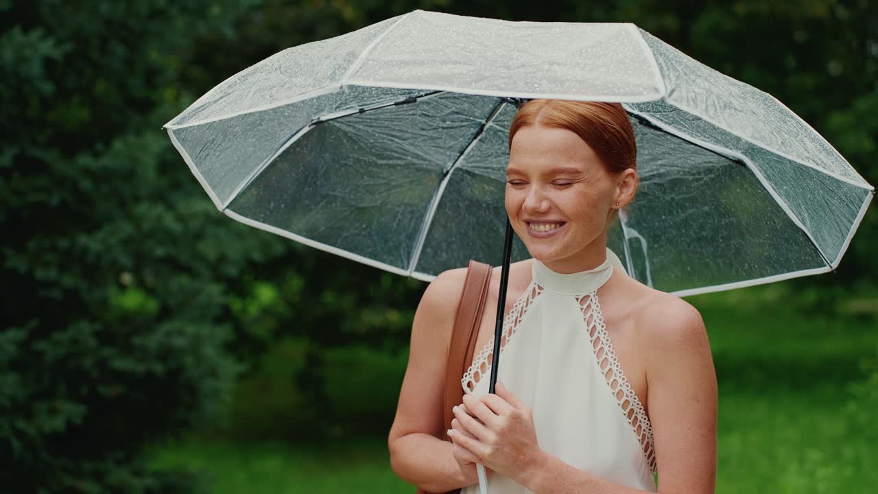 비가 오는 여자