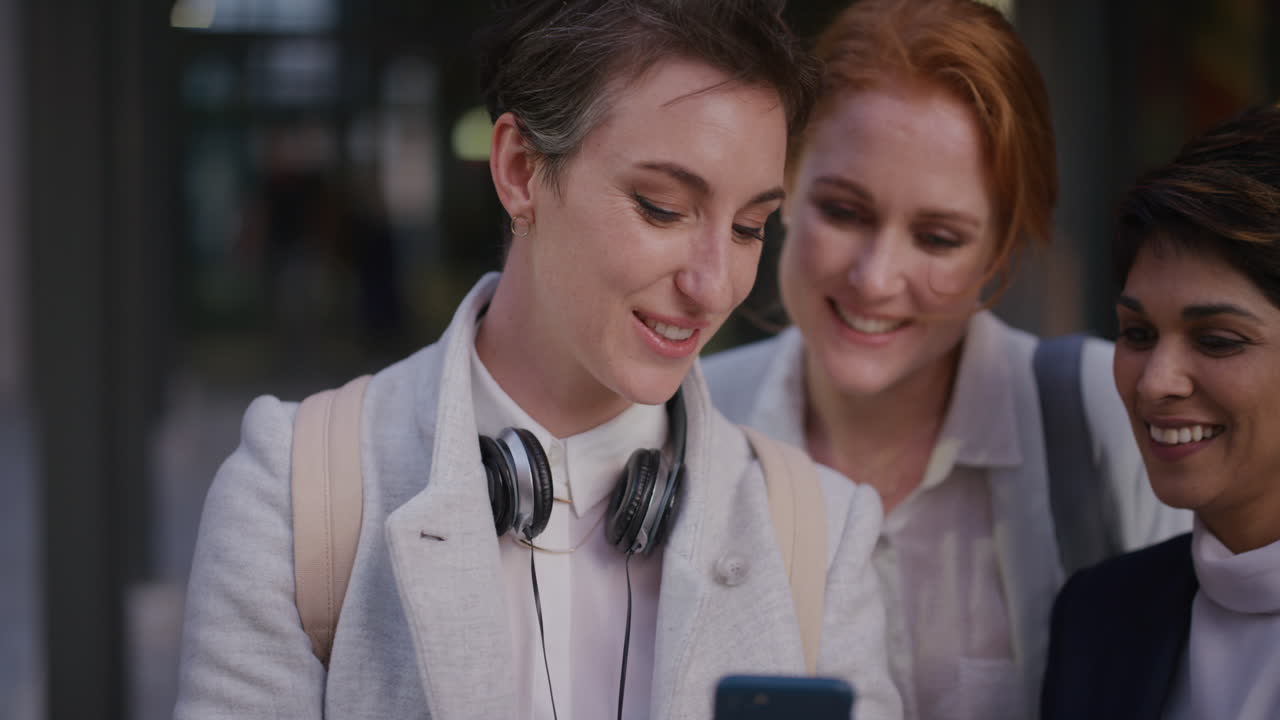 retrato de jóvenes amigas multiétnicas tomando una foto selfie usando un teléfono inteligente colegas mujeres exitosas que se divierten disfrutando del estilo de vida urbano juntas en cámara lenta