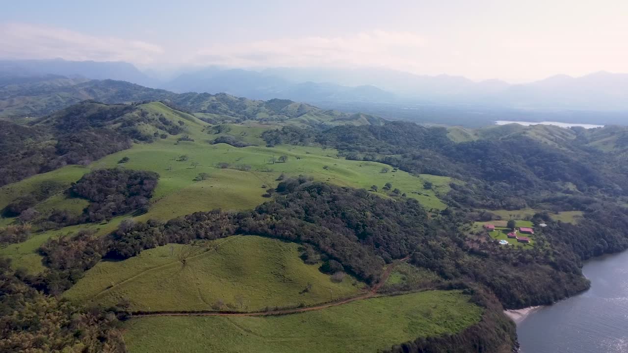 Splendido paesaggio costiero verde in Messico con calette e aree boschive