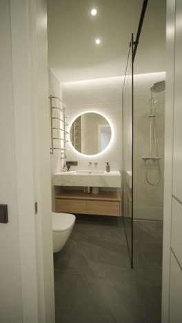 interior de apartamento minimalista moderno con decoración simple, tonos neutrales y líneas limpias. el diseño hace hincapié en la funcionalidad, creando un espacio de vida sereno y organizado.