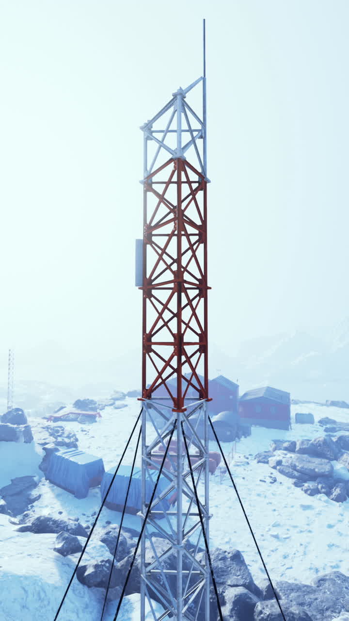 torre de comunicaciones en una remota estación de investigación antártica