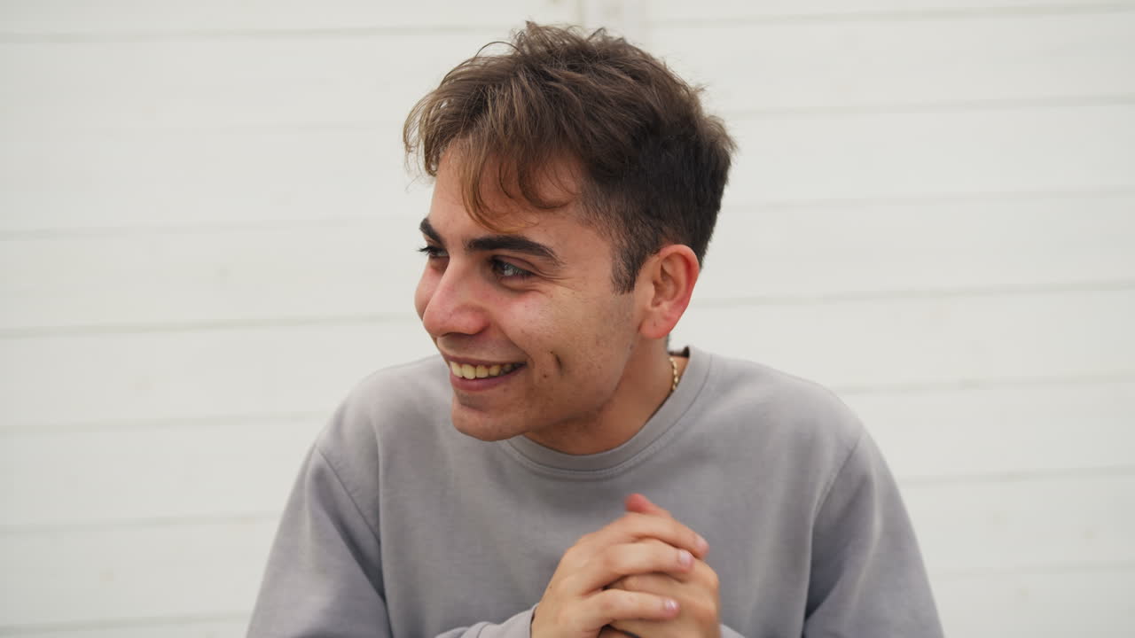 이 남자는 괴상한 계획을 세우는 동안 악랄한 미소를 짓습니다.