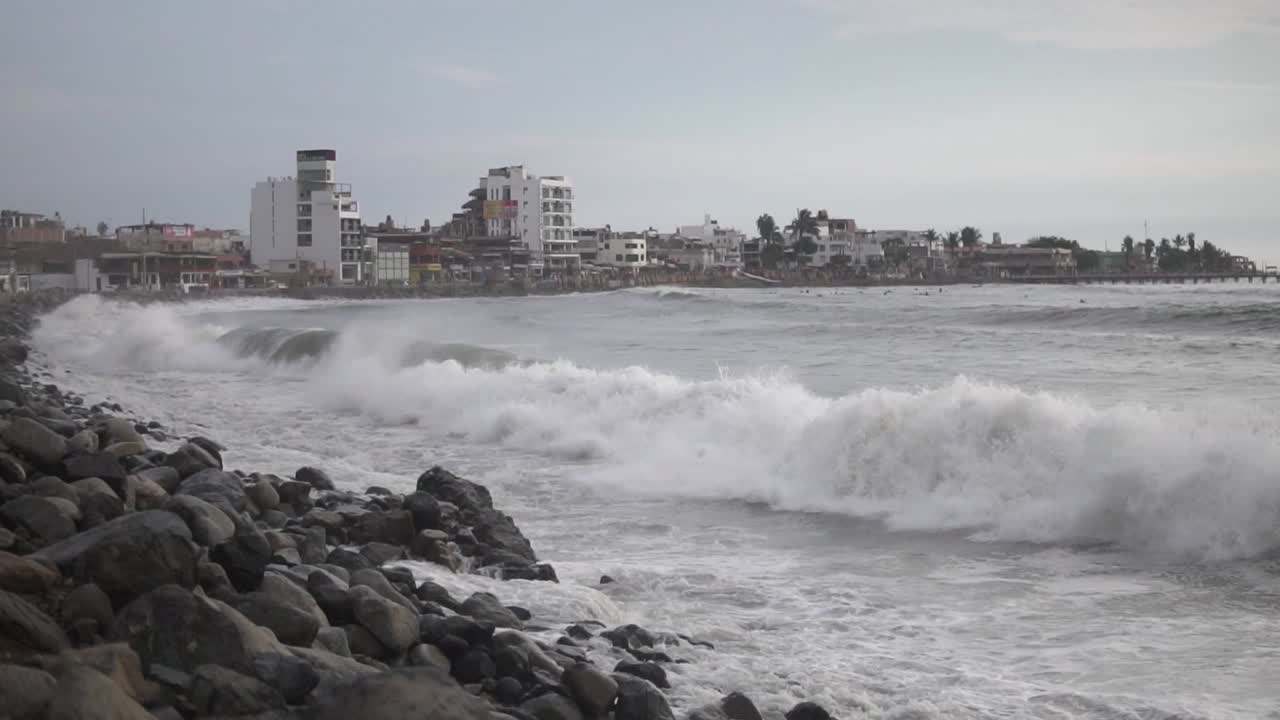 cámara lenta 120 fps - ola gigante rompiendo en perú en un caluroso día de verano