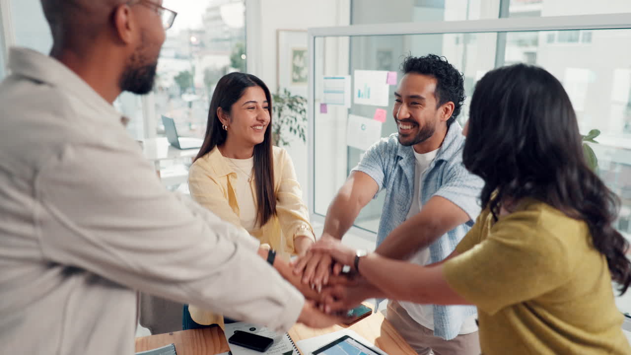 Un team diversificato che celebra il successo in un ufficio moderno