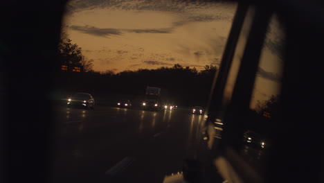 Coches-Vistos-En-El-Espejo-Lateral-Al-Atardecer-En-La-Carretera