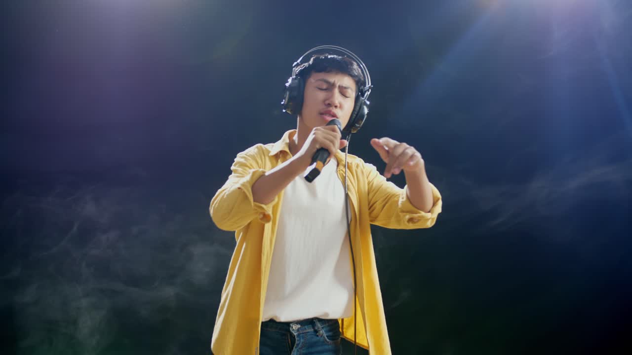 무대에서 노래하는 십대