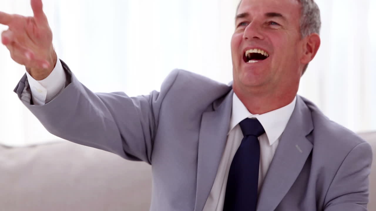 행복 한 사업가 가 지폐 를 세고 있다