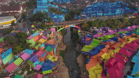 la aldea de jodipan, también conocida como la aldea del arco iris, malang, indonesia, desde la vista de pájaro, aérea