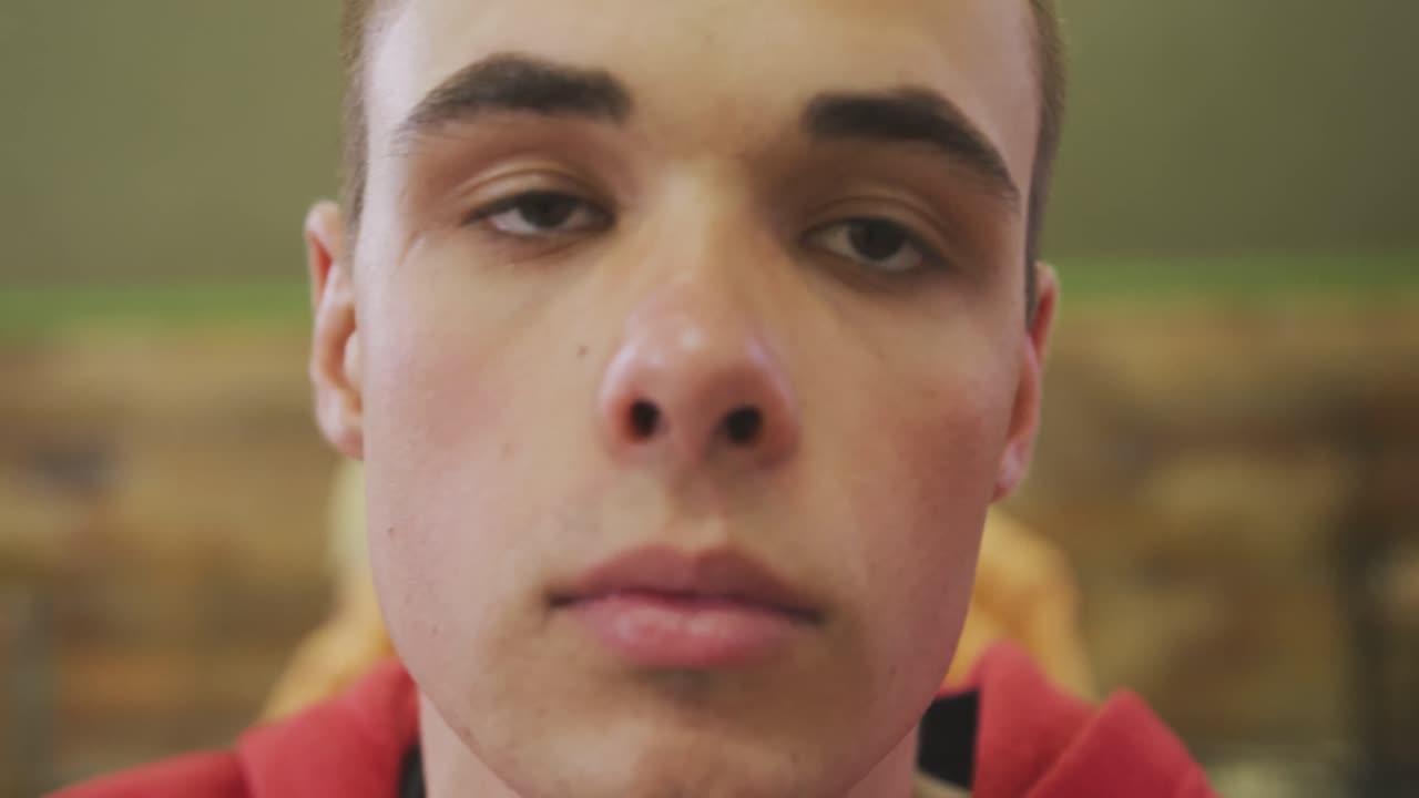 고등학교 수업에 집중하는 학생