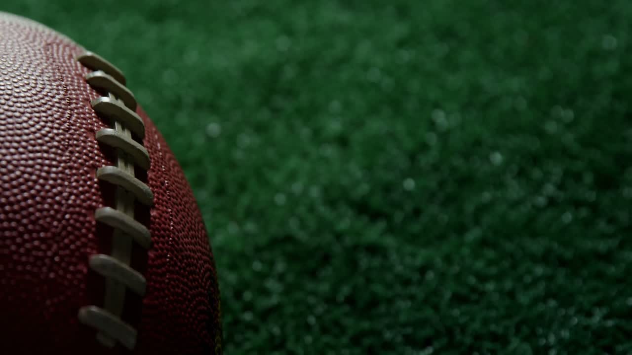 Football americano su campo in erba sintetica 4k