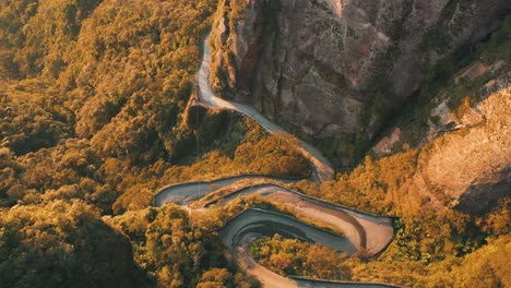 hermosa carretera de montaña de la selva tropical, vista aérea de arriba hacia abajo