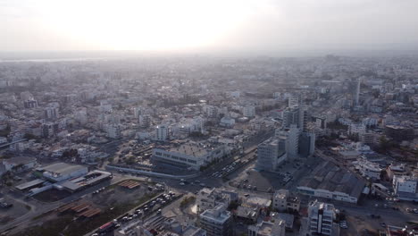 Vista-Panorámica-De-La-Ciudad-De-Larnaca-En-Un-Día-Soleado-Con-Nubes,-Chipre