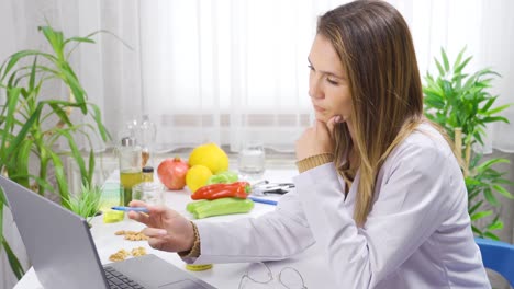 nutricionista trabajando en computadoras en su oficina. dieta y planes de vida saludables.